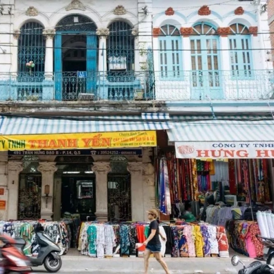 As marcas de roupas ocidentais retiraram-se do mercado russo, mas as roupas de segunda mão tornaram-se um ponto quente para a população local!