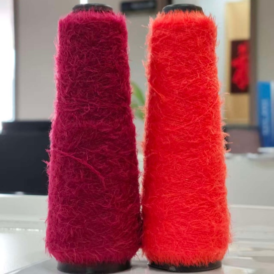 Fio de penas brilhantes, fio macio e sofisticado.